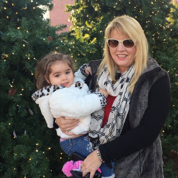 Meet your Posher, Laura - Picture 1 of 1